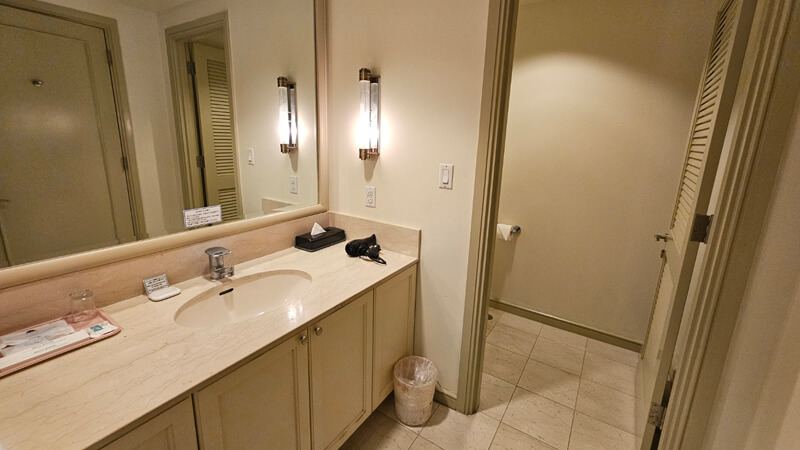 Legacy Tower - Bathroom