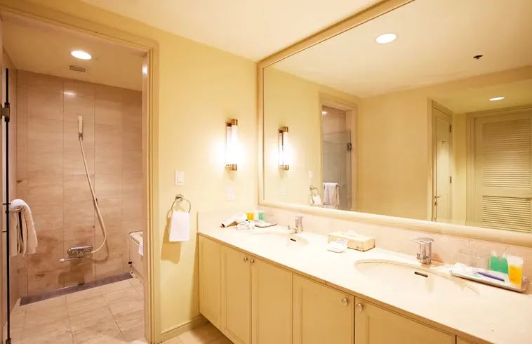 Premier Room - Desk and sitting area